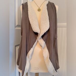Timeless! Boutique-purchased Umgee warm & trendy vest!
